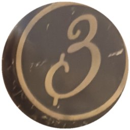 Chiffre 3 doré sur noir