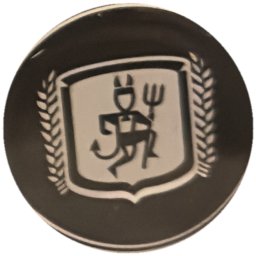 Diable à la fourche dans écusson sur noir