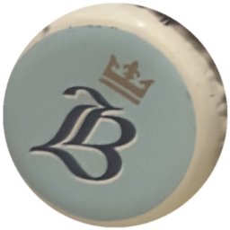 Monogramme couronné sur bleu ciel