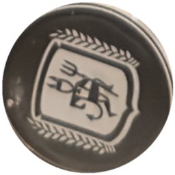 Diable à la fourche dans écusson sur noir