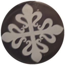Croix fleurdelisée blanche sur noir