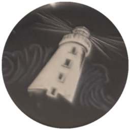 Phare blanc et vagues sur bleu nuit